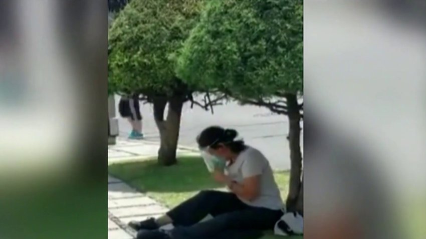 “No puede respirar”: captan en video colapso de mujer en plena calle de México