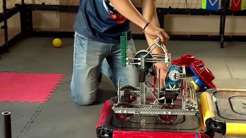 Estudiantes_se_preparan_para_representar_a_Puerto_Rico_en_competencia_de_robotica.jpg