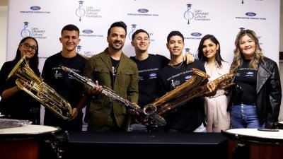 Luis Fonsi dona instrumentos a escuela en Puerto Rico