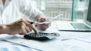 Según autoridades del IRS se han dado casos donde personas han sido estafadas e incluso no les devuelven la cantidad de dinero autorizada