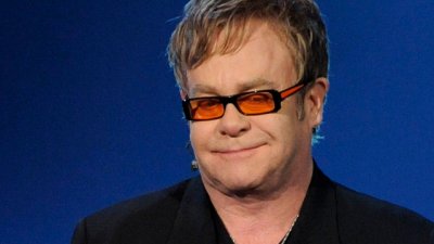 Elton John revela que ha sido difícil ver su nuevo musical por problemas de visión