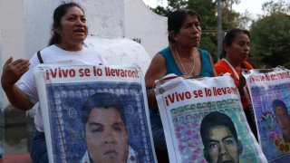 Protesta de madres de estudiantes de Ayotzinapa desaparecidos.