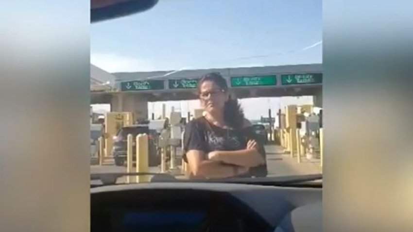 Mujer paraliza línea en el Puente Libre porque “un auto se le metió”
