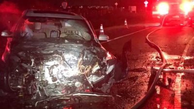 Impresionante video: policía rescata a hombre de auto en llamas