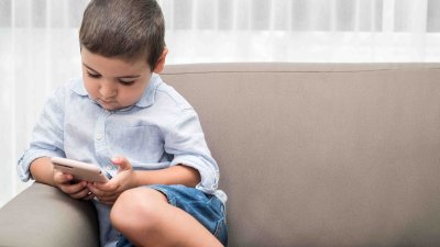 Presentan proyecto que prohibiría uso de celulares a menores