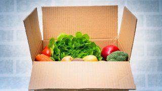 Caja con verduras frescas