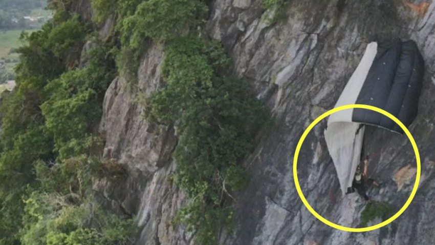 Dramático video: queda colgando de un acantilado