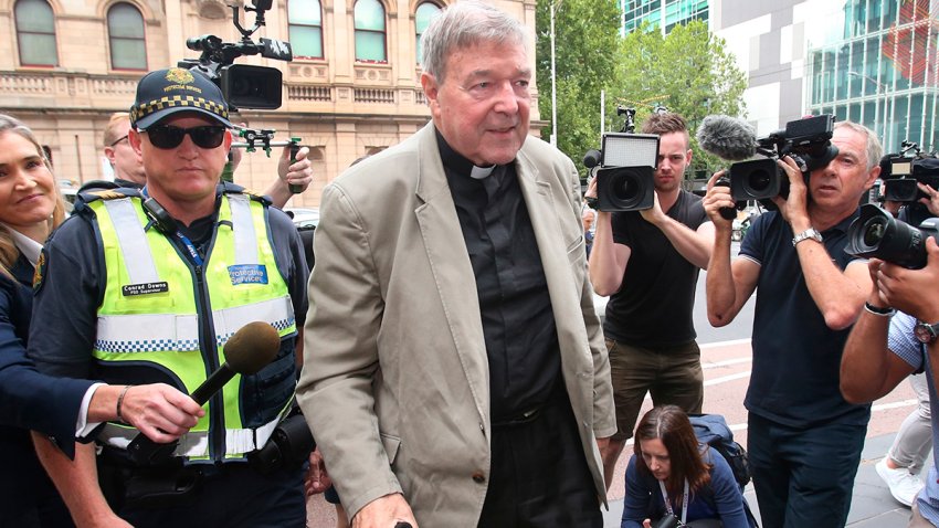 Revierten condena del cardenal George Pell