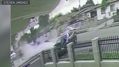 En video: sobrevive a un tiroteo pero muere tras estrellar su auto violentamente