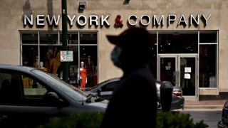 Los maniquíes se exhiben dentro de una tienda de New York & Co. temporalmente cerrada en Silver Spring, Maryland, EE. UU