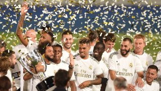 En la foto, el jugador brasileño Marcelo sostiene la copa de Liga junto a sus compañeros del Real Madrid, el jueves 16 de julio en España.