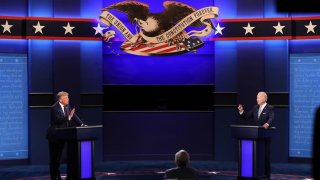 El presidente de EEUU, Donald Trump (i), y el candidato demócrata a la Casa Blanca, Joe Biden (d), participan en el primer debate presidencial celebrado en la Universidad de Case Western Reserve, este 29 de septiembre de 2020, en Cleveland, Ohio.
