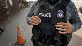 Agente de ICE en la frontera de Tijuana con San Diego