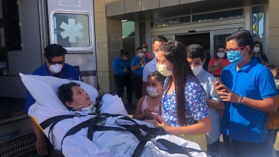 Tras 109 días de estar hospitalizada por COVID-19 la despiden con enorme ronda de aplausos