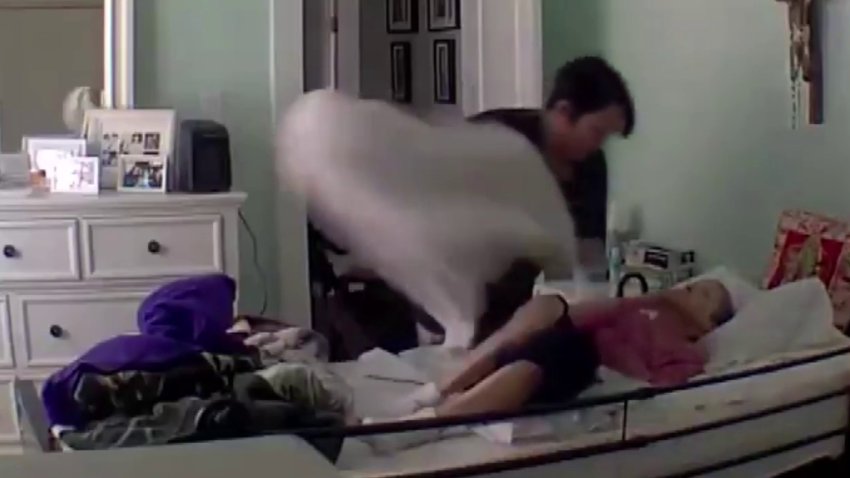 Indignante: cámara de vigilancia capta a mujer golpeando e insultando a anciana