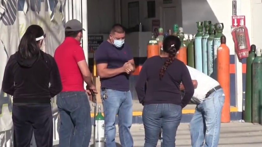 Hospitales saturados y largas filas para comprar oxigeno regresan a Juárez a semáforo rojo
