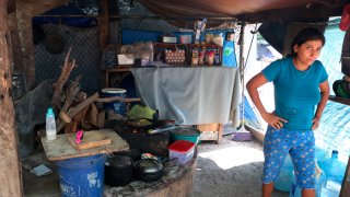 Mujer migrante en campamento en Matamoros