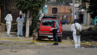 Cuatro peritos recaban pruebas tras una explosión