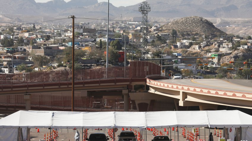 EL PASO, TEXAS – NOVEMBER 13: Cars are lined up at a COVID-19 testing site amid a surge of COVID-19 cases in El Paso on November 13, 2020 in El Paso, Texas. Texas eclipsed one million COVID-19 cases November 11th with El Paso holding the most cases statewide. Health officials in El Paso today announced 16 additional COVID-19 related deaths along with 1,488 new cases pushing the virus death toll to 741. Active cases in El Paso are now over 30,000. (Photo by Mario Tama/Getty Images)