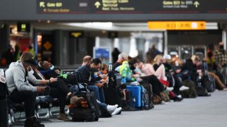 Viajeros esperan su vuelo en el Concourse B del Aeropuerto Internacional de Denver en Denver, Colorado el viernes. 20 de noviembre de 2020.