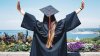 Exentos de restricciones: padres y estudiantes graduandos de UTEP