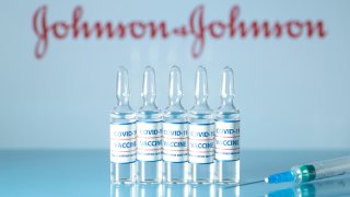 Foto de vacunas contra el COVID-19 con un fondo donde se lee el nombre de la farmacéutica Johnson & Johnson.