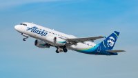 Alaska Airlines advierte sobre retrasos tras suspender todos sus vuelos por fallo técnico