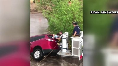 Dramático rescate de madre y sus niños atrapados en auto