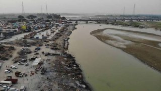 En esta fotografía aérea tomada el 5 de mayo de 2021 se ven piras funerarias de víctimas del coronavirus Covid-19 en un campo de cremación a orillas del río Ganges, en Garhmukteshwar.