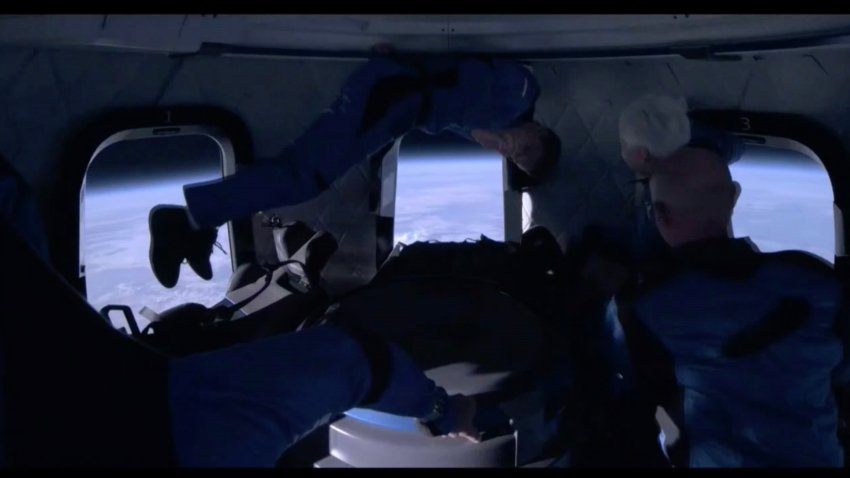 Imágenes dentro de la cápsula espacial de Bezos durante su vuelo histórico