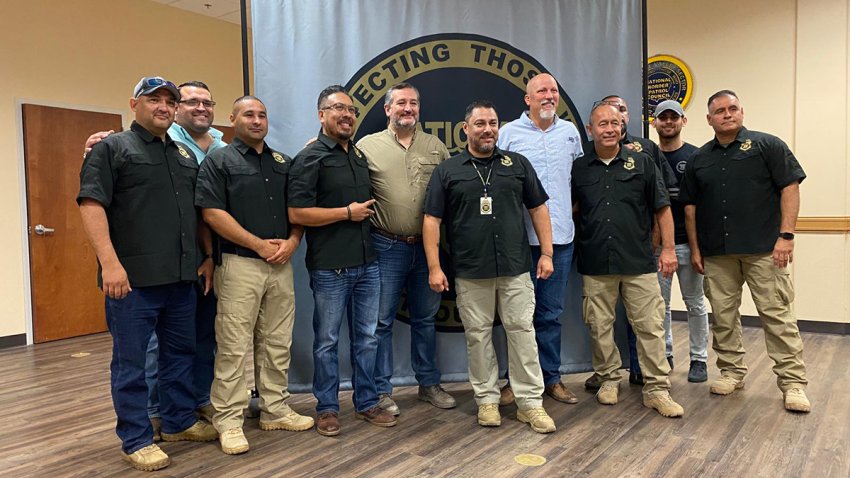 Ted Cruz y Chip Roy posando con agentes de la Patrulla Fronteriza.