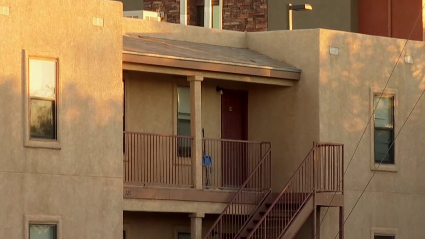 Asesinan a hombre a las afueras de un apartamento en Las Cruces
