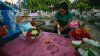 En video: mexicanos llegan a los cementerios para celebrar el Día de los Muertos