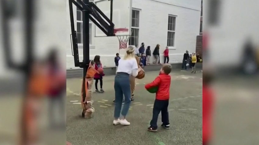 En video: maestra promete chocolate caliente si encesta un triple, ¿Lo logra?