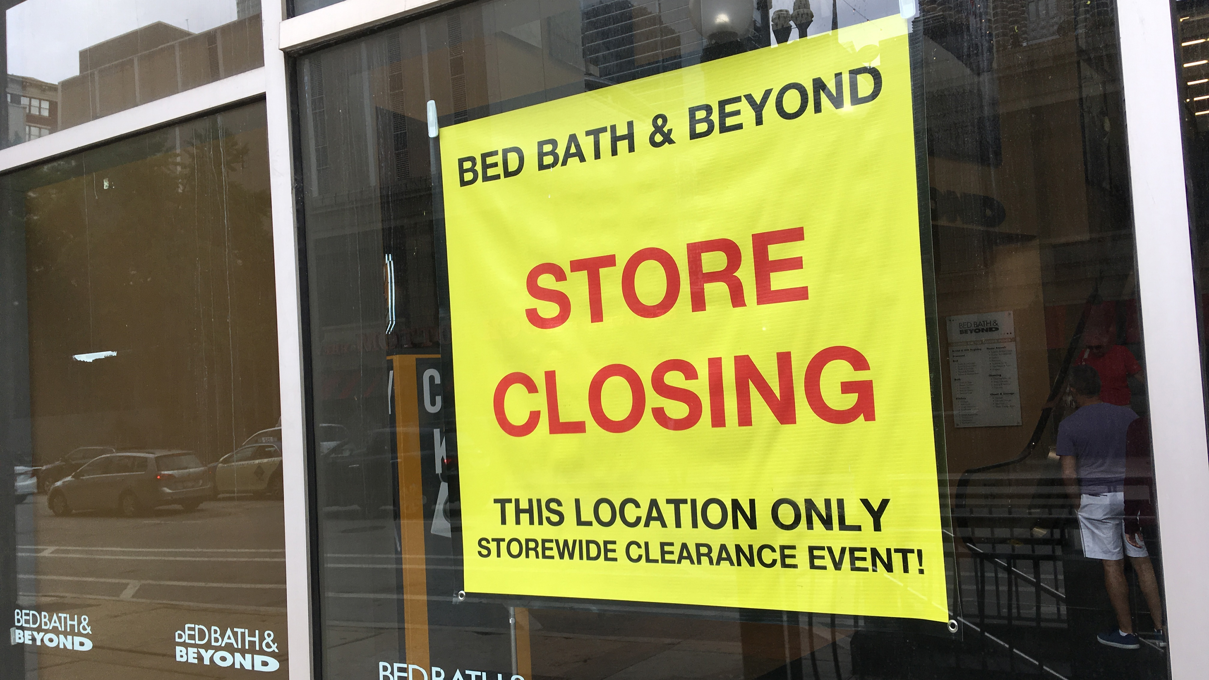 Bed Bath & Beyond cerrará más tiendas en 2022; ya ofrecen precios de liquidación