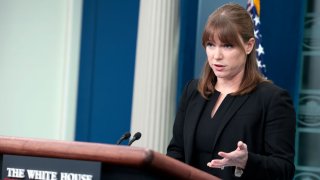 La directora de comunicaciones de la Casa Blanca, Kate Bedingfield, en una rueda de prensa.