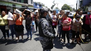 Familiares de los supuestos "pandilleros" reaccionan durante el trasladado de los detenidos hoy, desde la delegación policial "El Penalito", hacia una cárcel de San Salvador (El Salvador). EFE/ Rodrigo Sura