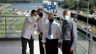 (I-D) El Ministro de Asuntos del Canal de Panamá, Aristides Royo, el Secretario de Estado de EEUU, Antony Blinken, el Secretario de Seguridad Nacional de EEUU, Alejandro Mayorkas, y el Administrador de la Autoridad del Canal de Panamá, Ricaurte Vásquez, hablan durante un recorrido por el Canal de Panamá en las Esclusas de Miraflores, en la Ciudad de Panamá, Panamá. , el 19 de abril de 2022.