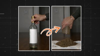 Un hombre está transformando botellas de vino en arena