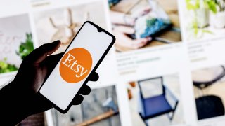 Una persona revisa la aplicación de la tienda Etsy.