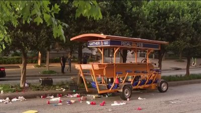 Acaba mal un tour de pedalear y beber licor: varios heridos al volcarse un bar móvil en Atlanta