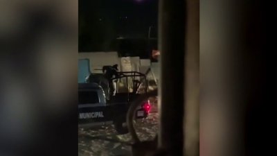Escalofriante video: supuestos policías de México torturan y matan a residente de EEUU