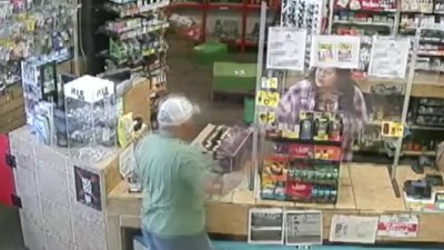 En video: hombre ataca a dos personas en una gasolinera local
