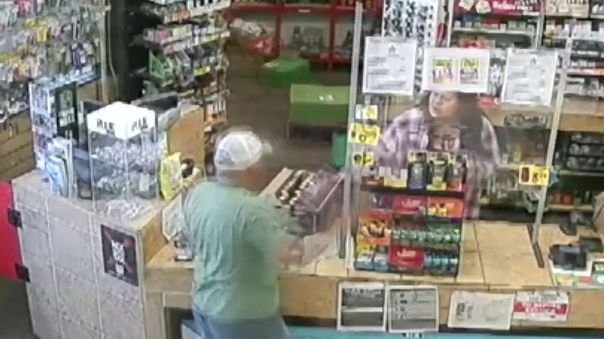 En video: hombre ataca a dos personas en una gasolinera local