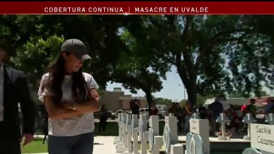 Meghan Markle visita Uvalde y deposita arreglo floral en tributo a víctimas de tiroteo
