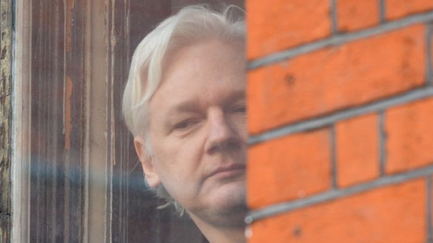 Quién es Julian Assange, el periodista que pasó años encerrado en una embajada