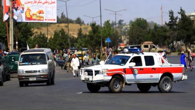 Ataque a tiros y bombazos dejan muertos en un templo en Kabul