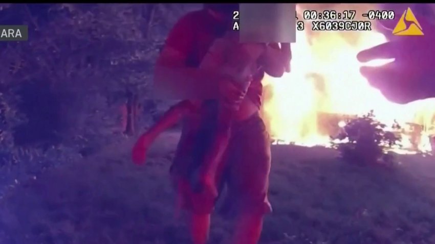 Dramático video: se quema para salvar a 5 niños atrapados en casa en llamas