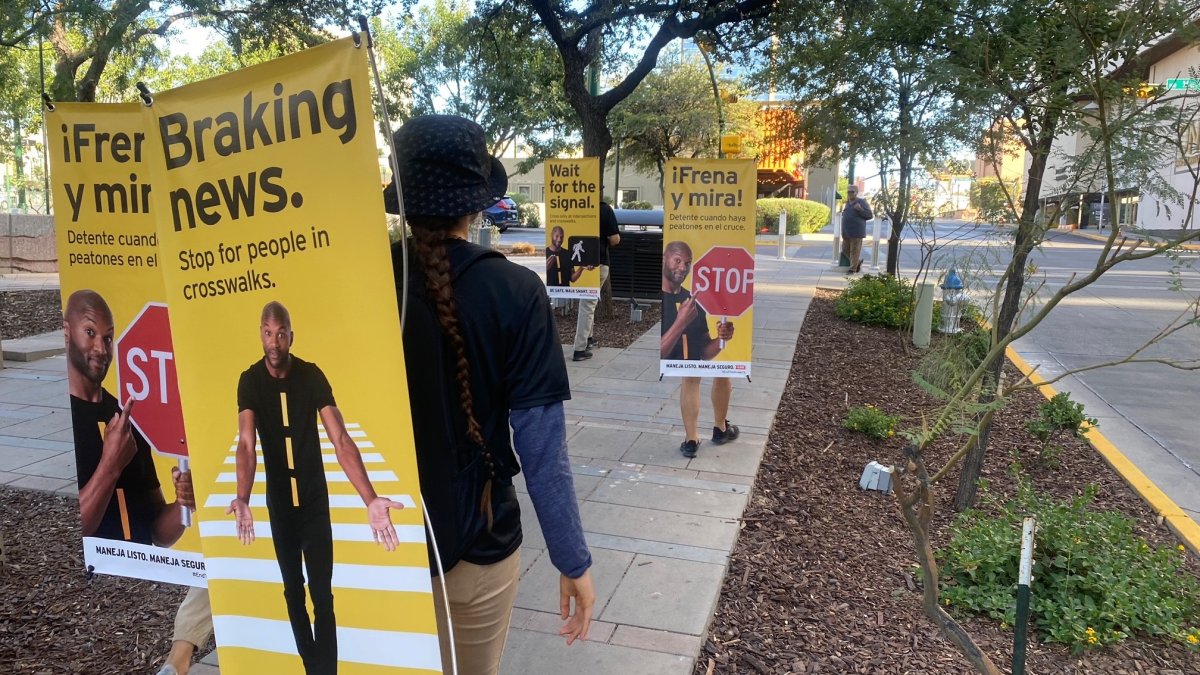 El Paso Usan vallas publicitarias humanas para promover seguridad de