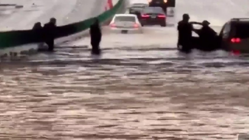En video: decenas de personas son rescatadas de sus autos atrapados en inundaciones